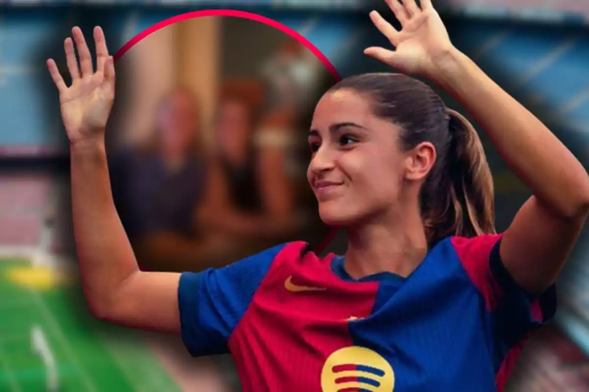 Futbolista amb uniforme blau i vermell aixecant tots dos braços en senyal de salutació dins d’un estadi