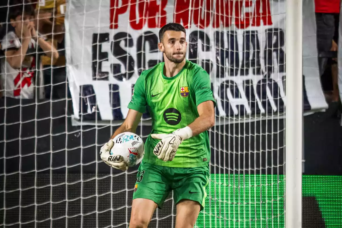 Joan Garcia en el partit entre el Barça i el Rayo Vallecano a la capital Joan Garcia en el partit entre el Barça i el Rayo Vallecano a la capital