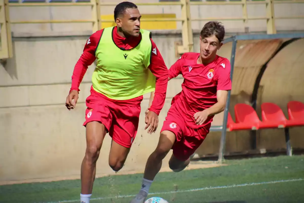 Jordi Mboula en su primer entrenamiento con la Cultu Jordi Mboula en su primer entrenamiento con la Cultu