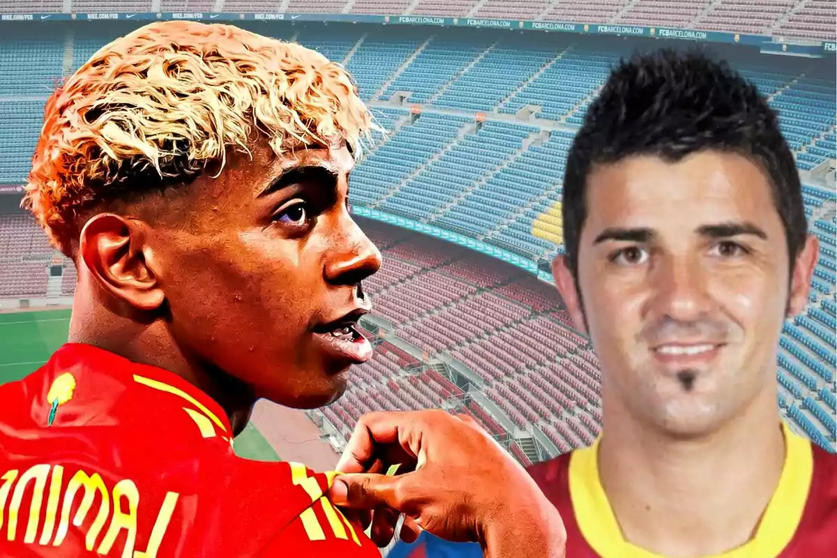 Dos futbolistas con uniforme rojo posan en un estadio de fútbol vacío Dos futbolistas con uniforme rojo posan en un estadio de fútbol vacío