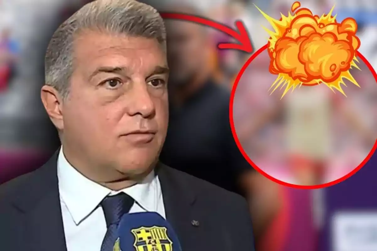 Hombre de traje con micrófono del FC Barcelona y un círculo rojo con una explosión dibujada señalando al fondo desenfocado