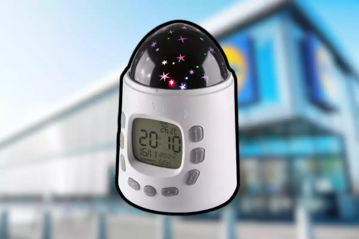White digital alarm clock with star projector and LCD screen displaying the time and temperature, set against a blurred background of a modern building. White digital alarm clock with star projector and LCD screen displaying the time and temperature, set against a blurred background of a modern building.