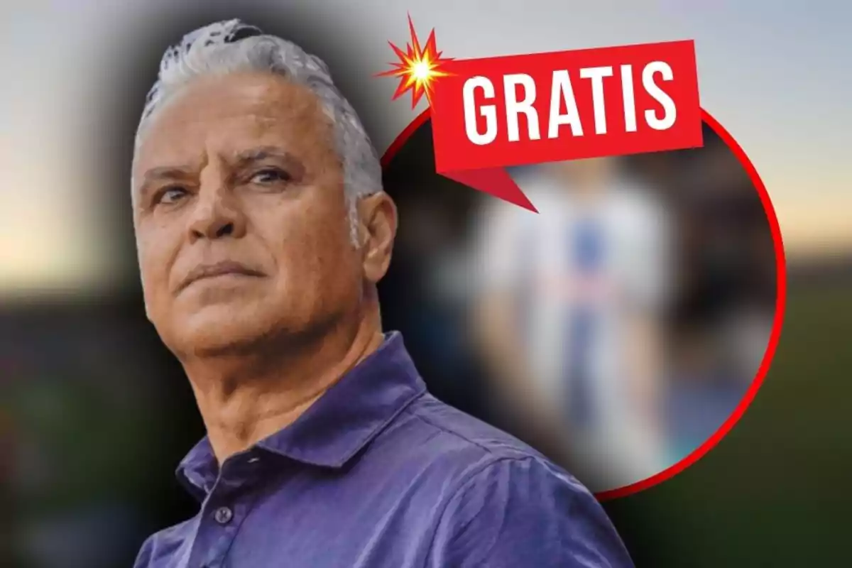 Home de cabells canosos amb camisa morada mirant cap a l’horitzó amb un cartell vermell que diu gratis a la part superior dreta