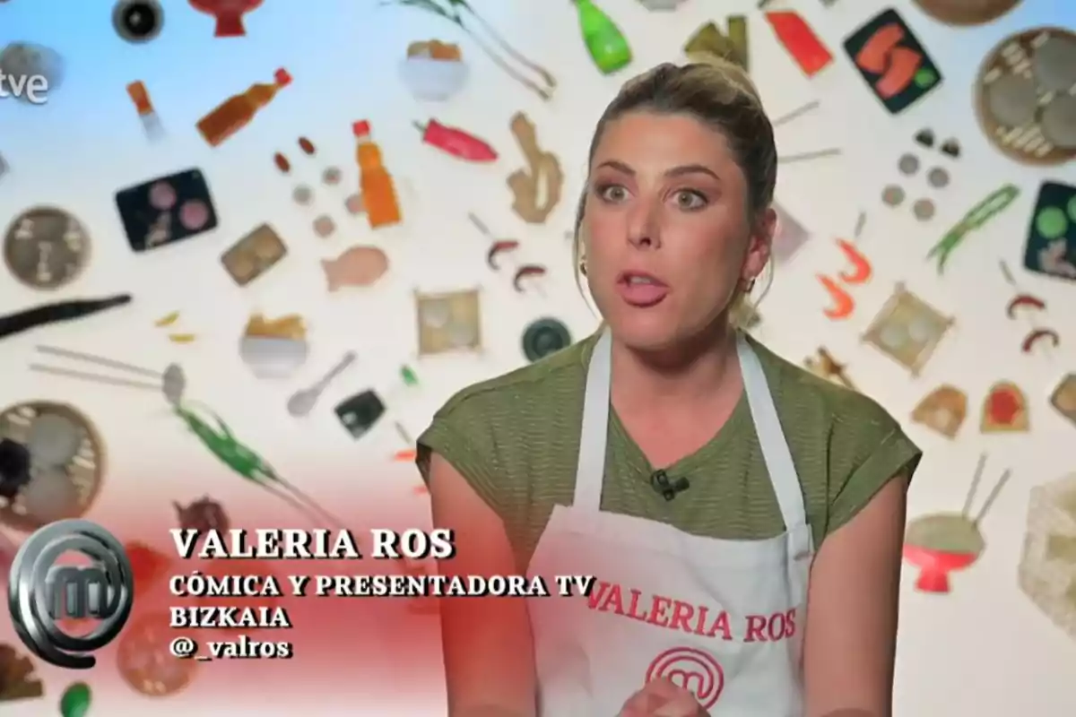 Valeria Ros amb davantal de MasterChef i samarreta verda parlant davant d’un fons decorat amb utensilis i aliments, text a la pantalla amb el seu nom i professió Valeria Ros amb davantal de MasterChef i samarreta verda parlant davant d’un fons decorat amb utensilis i aliments, text a la pantalla amb el seu nom i professió