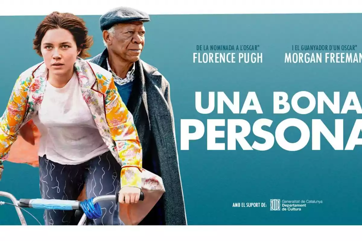 Cartell de la pel·lícula Una bona persona amb una dona jove en bicicleta i un home gran dret darrere d’ella sobre un fons blau Cartell de la pel·lícula Una bona persona amb una dona jove en bicicleta i un home gran dret darrere d’ella sobre un fons blau