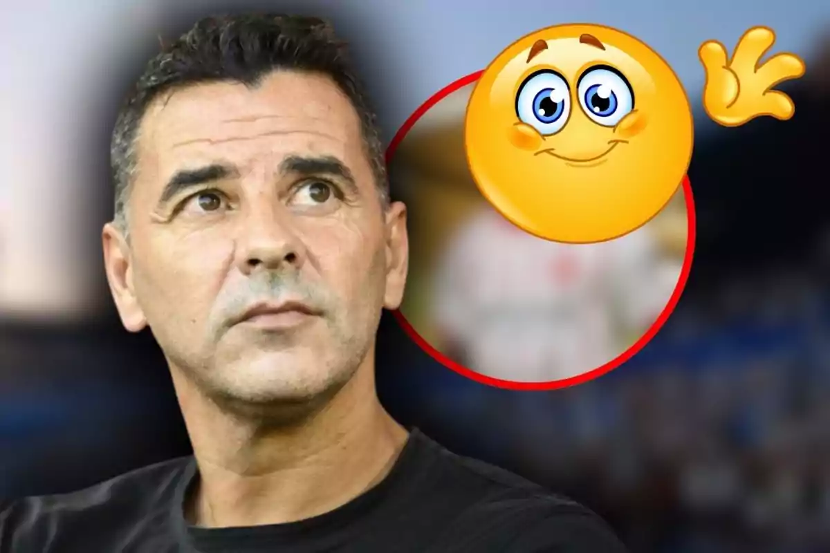 Home de cabell curt i fosc mirant cap a un costat amb una expressió seriosa mentre un emoji somrient i saludant apareix a la cantonada superior dreta