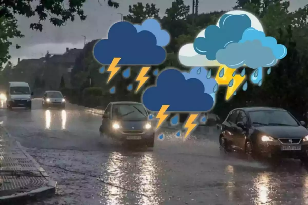 Coches circulando por una calle inundada bajo una fuerte tormenta con relámpagos y lluvia, ilustraciones de nubes y rayos sobrepuestas en la imagen.