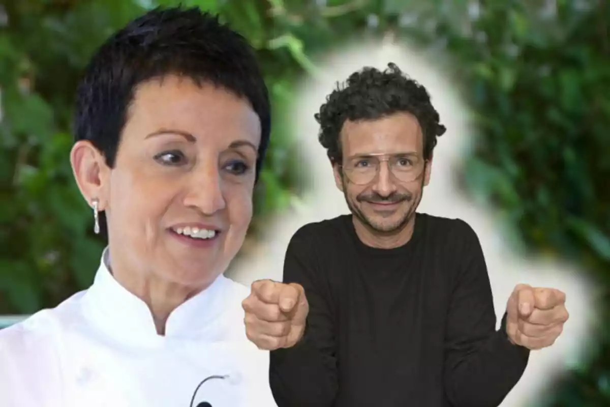 Una dona amb uniforme de xef somriu mentre un home amb ulleres i jersei negre apareix al fons assenyalant cap al davant, tots dos sobre un fons de vegetació desenfocat.