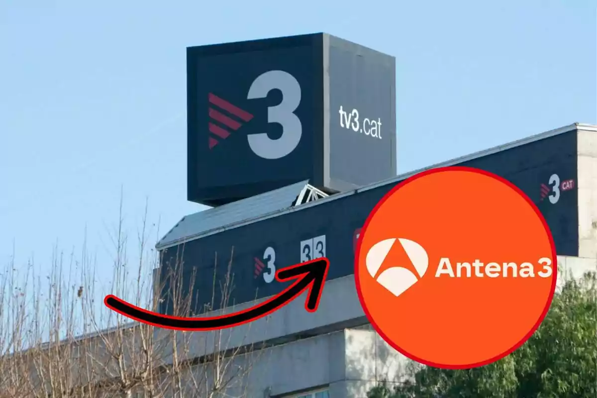 Edificio de TV3 con un logo grande de Antena 3 superpuesto y una flecha roja señalando el letrero de TV3