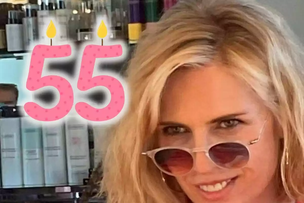 Mujer rubia con gafas de sol sonriendo y el número 55 en color rosa con velas al fondo