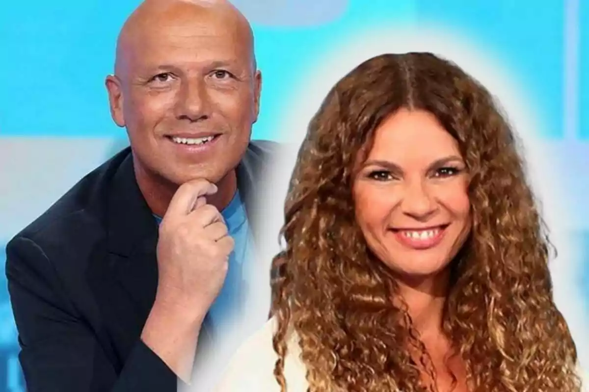 Un home calb somrient amb la mà a la barbeta i una dona de cabell arrissat llarg també somrient posen davant d’un fons blau.