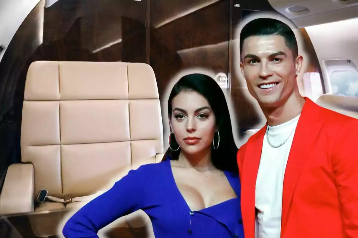 Georgina Rodríguez i Cristiano Ronaldo posant davant d’un seient d’avió privat amb un fons d’interiors luxosos.