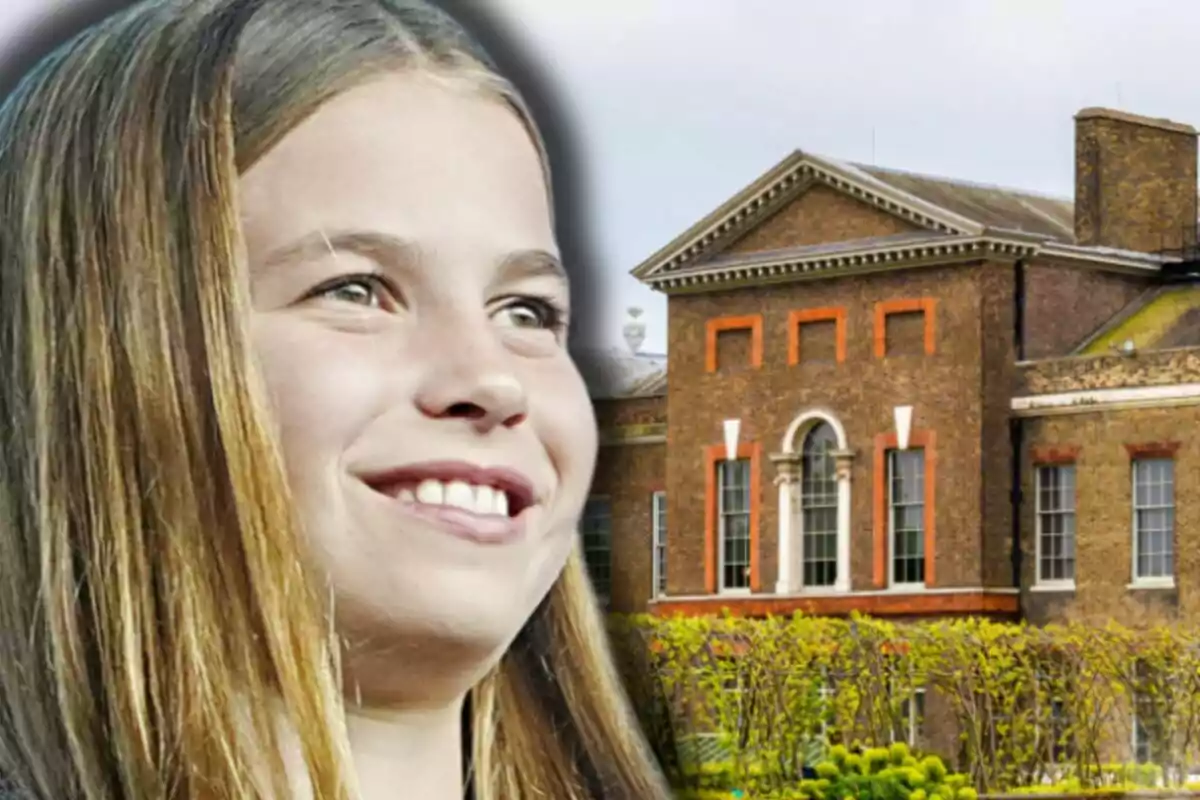 La princesa Charlotte somrient amb cabell llarg i ros apareix en primer pla mentre al fons s’observa un edifici antic de maó envoltat de vegetació.