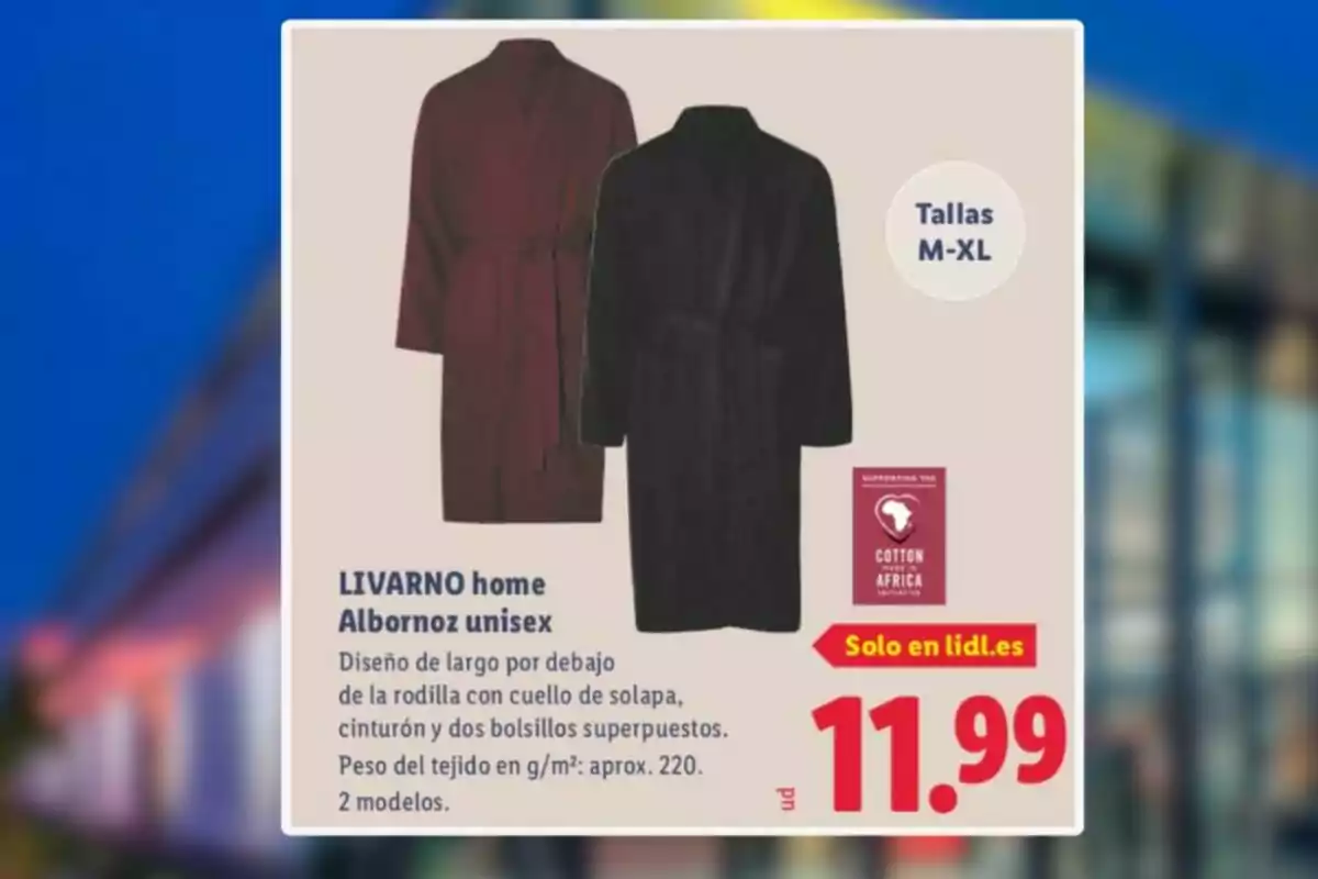 Dos batas tipo albornoz en colores burdeos y negro con cinturón y bolsillos, disponibles en tallas M a XL, con precio de 11,99 euros y etiqueta de algodón africano Dos batas tipo albornoz en colores burdeos y negro con cinturón y bolsillos, disponibles en tallas M a XL, con precio de 11,99 euros y etiqueta de algodón africano