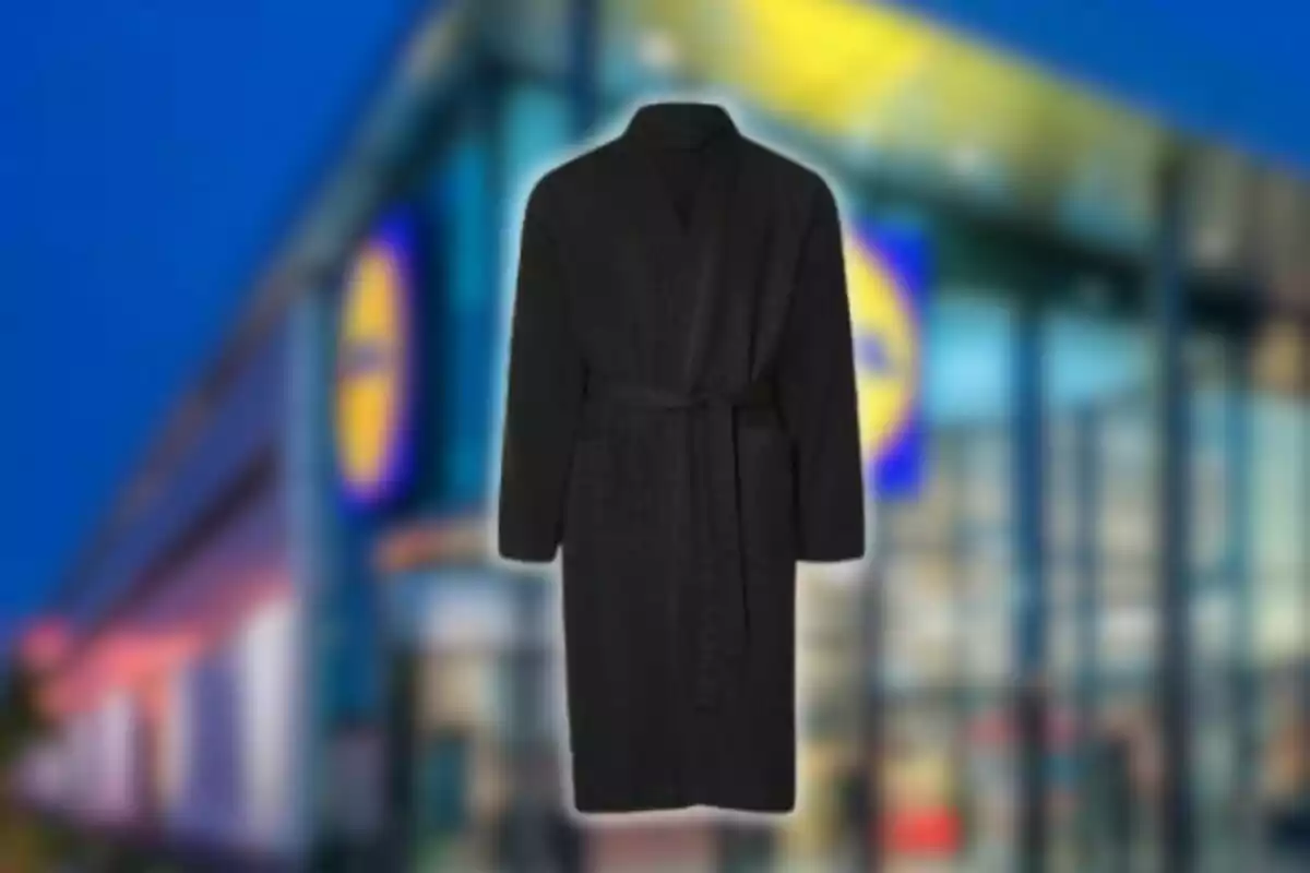 Bata de baño negra con cinturón al frente de un supermercado desenfocado Bata de baño negra con cinturón al frente de un supermercado desenfocado