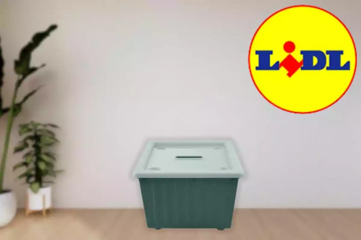 Caja de almacenamiento de plástico con tapa en una habitación, junto al logotipo de Lidl en la pared Caja de almacenamiento de plástico con tapa en una habitación, junto al logotipo de Lidl en la pared