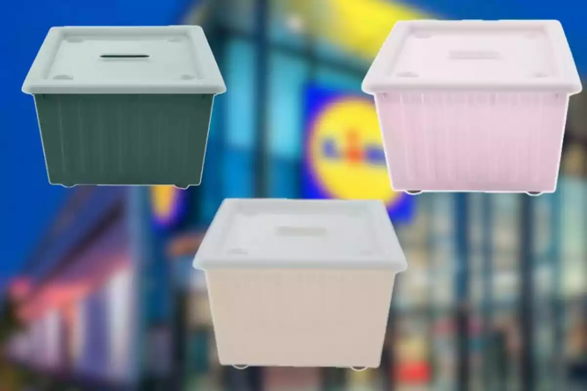 Tres cajas de almacenamiento de diferentes colores con tapa, sobre un fondo desenfocado de una tienda. Tres cajas de almacenamiento de diferentes colores con tapa, sobre un fondo desenfocado de una tienda.