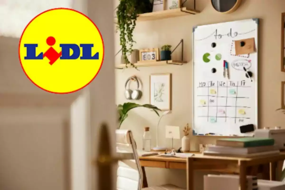 Logotip de Lidl sobre una oficina a casa amb escriptori, pissarra organitzadora i decoració moderna Logotip de Lidl sobre una oficina a casa amb escriptori, pissarra organitzadora i decoració moderna