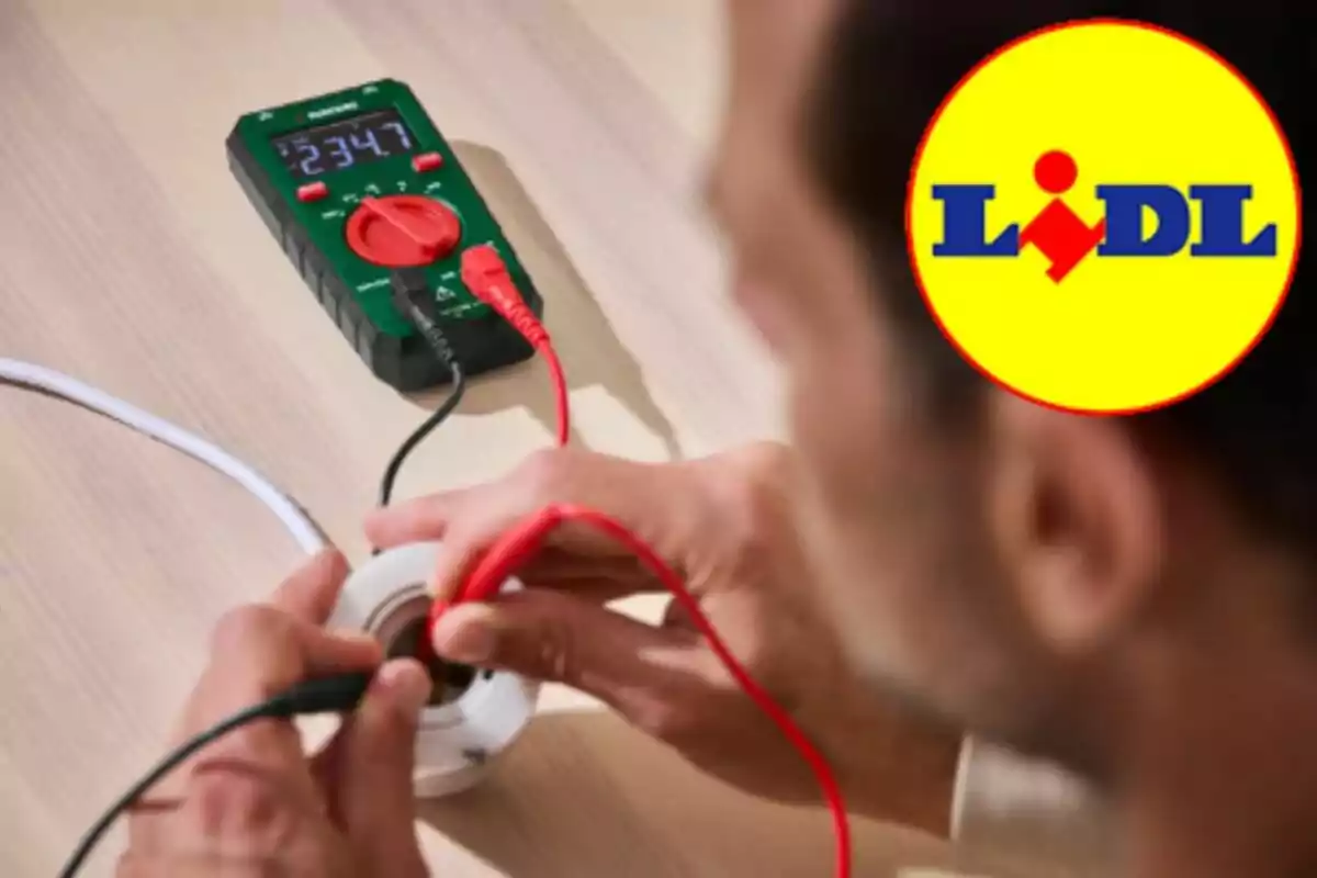 Persona utilitzant un multímetre digital sobre una taula de fusta amb el logotip de Lidl a la cantonada superior dreta Persona utilitzant un multímetre digital sobre una taula de fusta amb el logotip de Lidl a la cantonada superior dreta