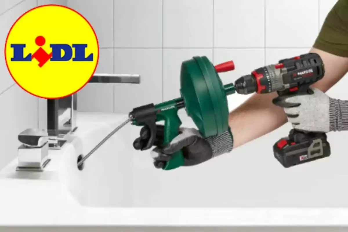 Persona usando un taladro y una herramienta de fontanería para destapar el desagüe de un lavabo con el logo de Lidl en la esquina superior izquierda Persona usando un taladro y una herramienta de fontanería para destapar el desagüe de un lavabo con el logo de Lidl en la esquina superior izquierda