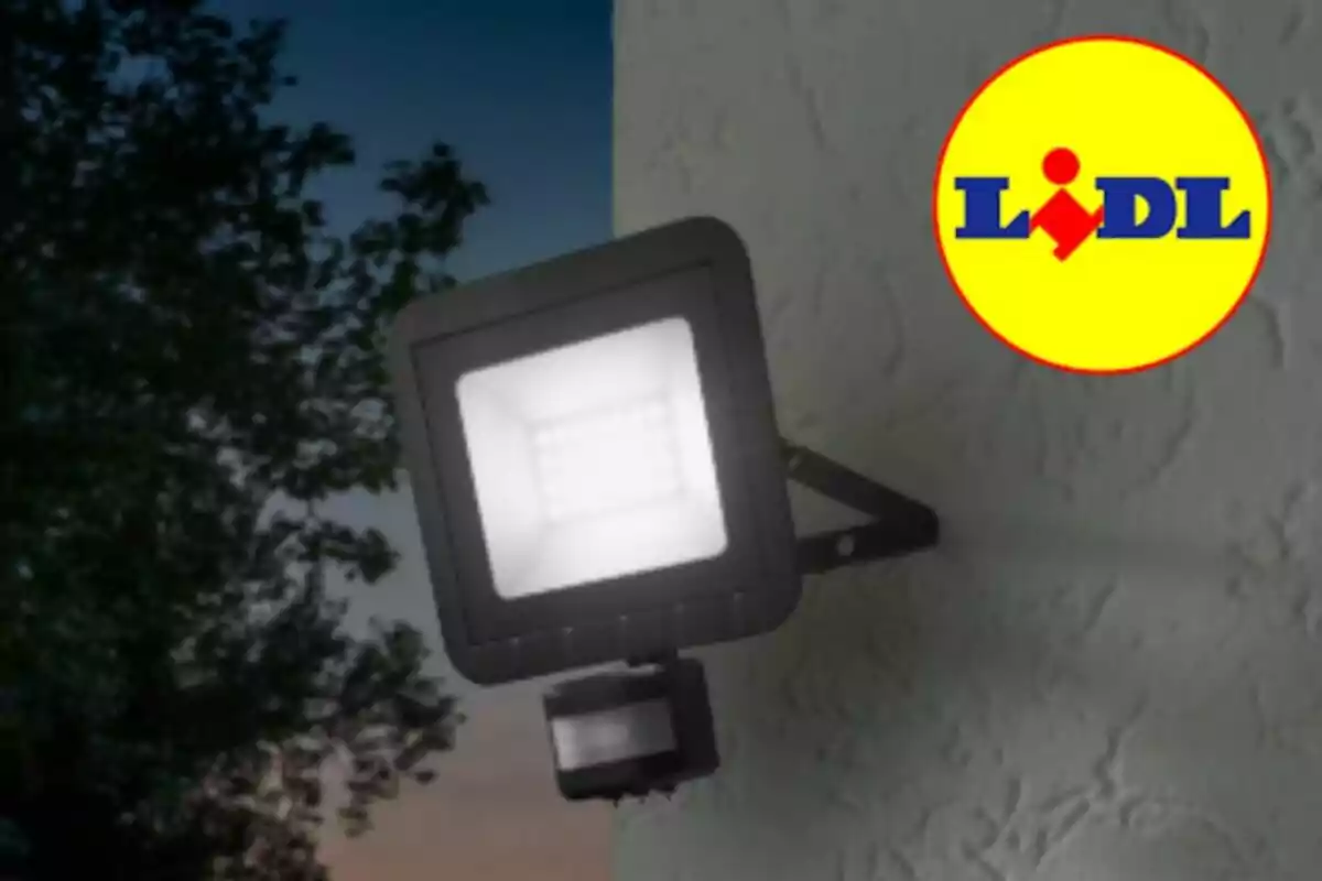 Foco LED de exterior encendido en una pared con el logo de Lidl en la esquina superior derecha Foco LED de exterior encendido en una pared con el logo de Lidl en la esquina superior derecha