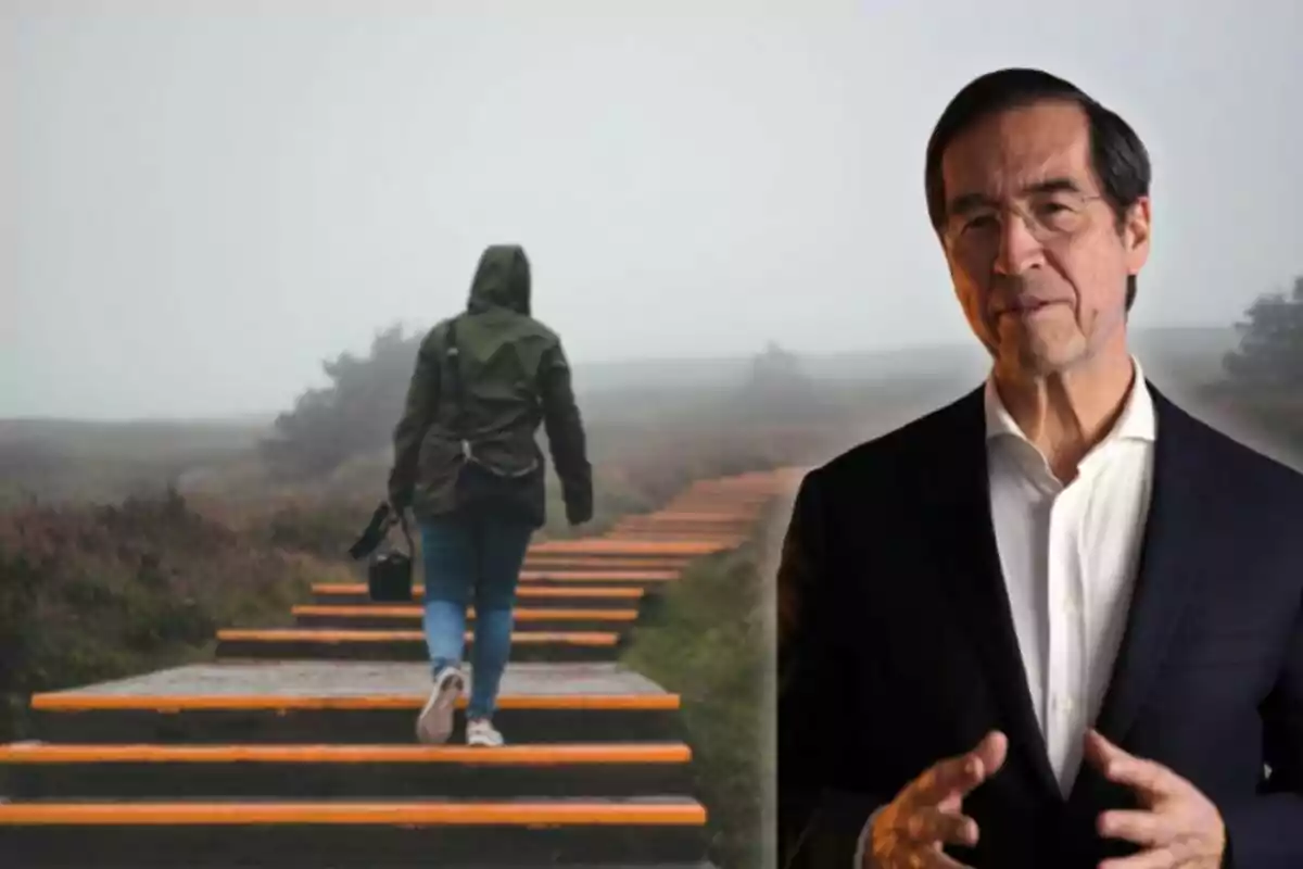 Una persona amb jaqueta verda i motxilla puja unes escales a l’aire lliure en un entorn ennuvolat mentre un home amb vestit apareix en primer pla a la dreta. Una persona amb jaqueta verda i motxilla puja unes escales a l’aire lliure en un entorn ennuvolat mentre un home amb vestit apareix en primer pla a la dreta.