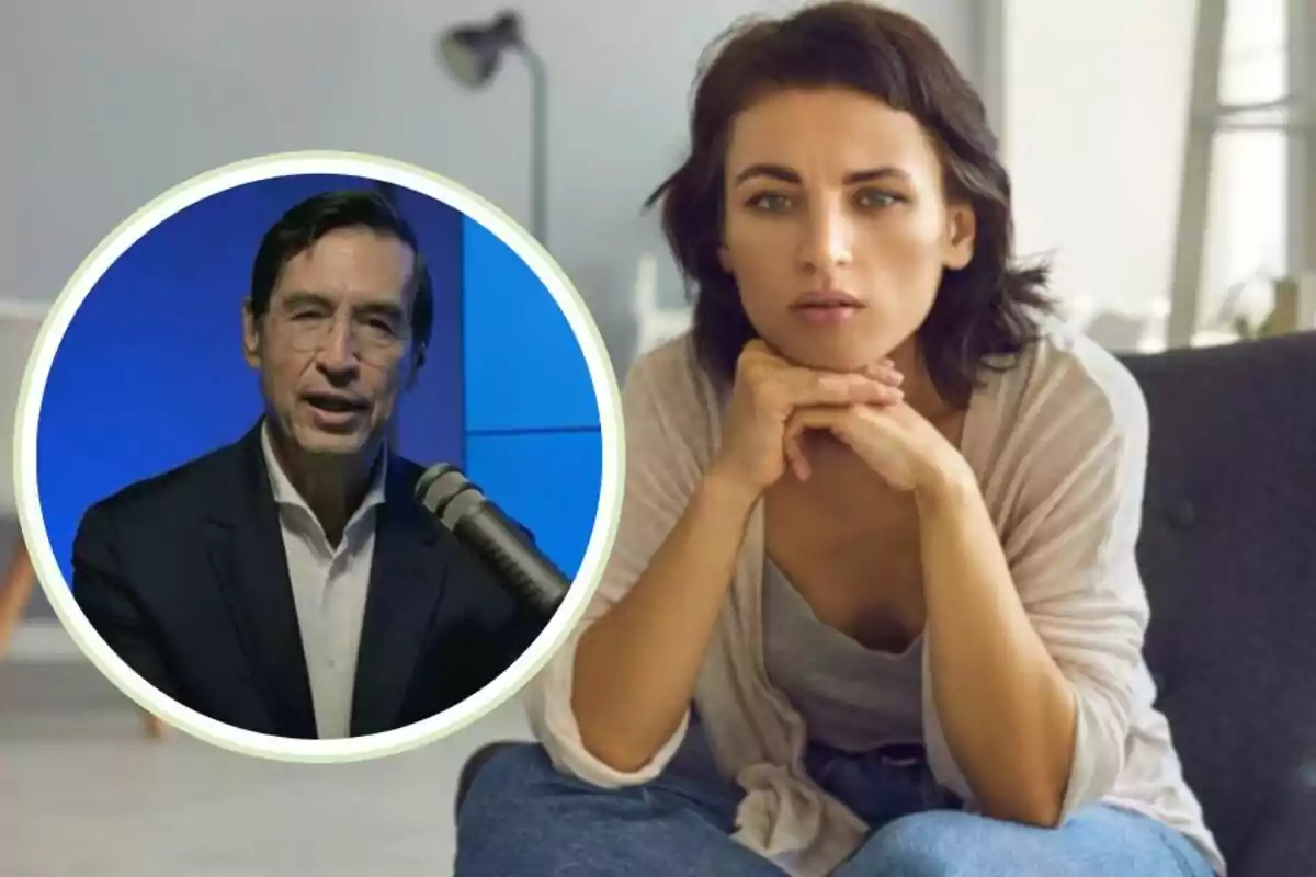 Una mujer sentada en un sofá con expresión seria y un recuadro que muestra a un hombre hablando frente a un micrófono