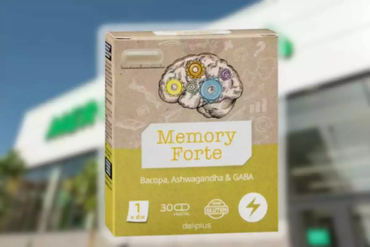 Caja de suplemento Memory Forte de Deliplus con ilustración de un cerebro y engranajes, fondo de una tienda difuminada Caja de suplemento Memory Forte de Deliplus con ilustración de un cerebro y engranajes, fondo de una tienda difuminada