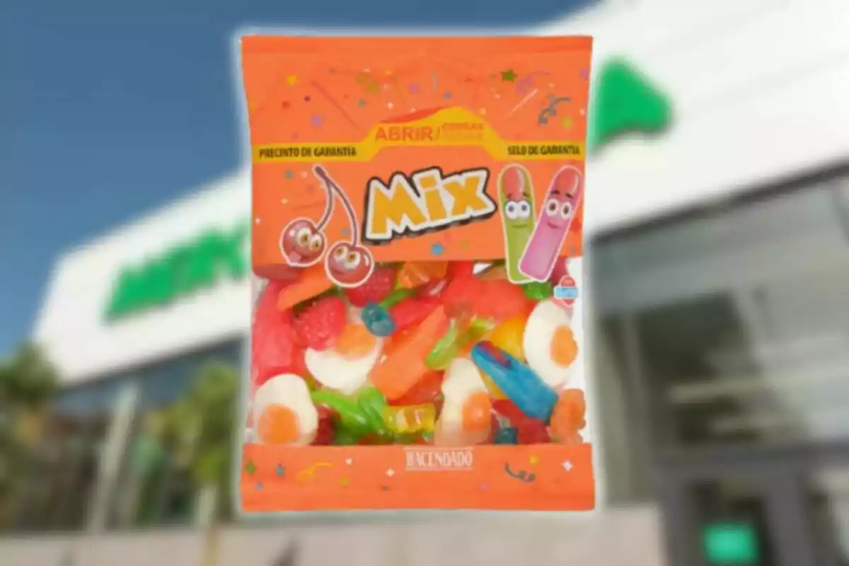 Bolsa de golosinas surtidas Hacendado Mix con fondo de supermercado desenfocado Bolsa de golosinas surtidas Hacendado Mix con fondo de supermercado desenfocado