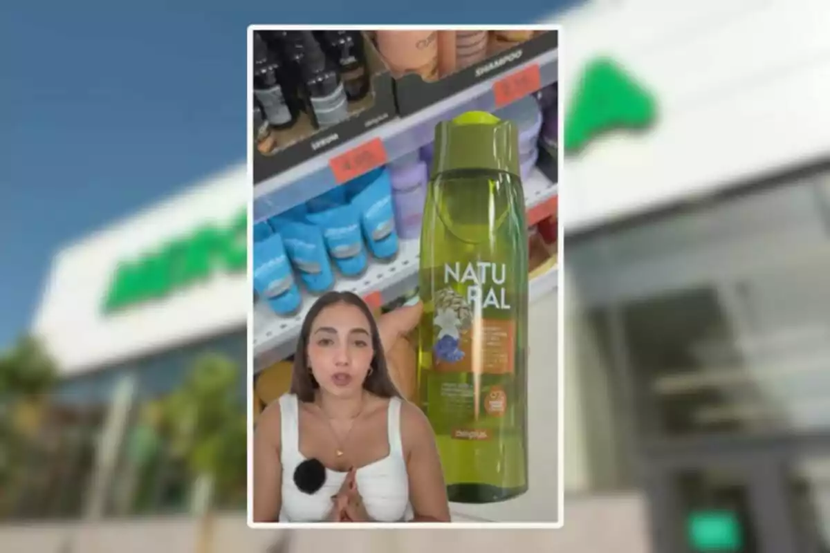 Una mujer con blusa blanca aparece frente a una imagen de un estante de tienda con productos de cuidado personal y un envase verde de shampoo con la palabra NATURAL en el centro Una mujer con blusa blanca aparece frente a una imagen de un estante de tienda con productos de cuidado personal y un envase verde de shampoo con la palabra NATURAL en el centro