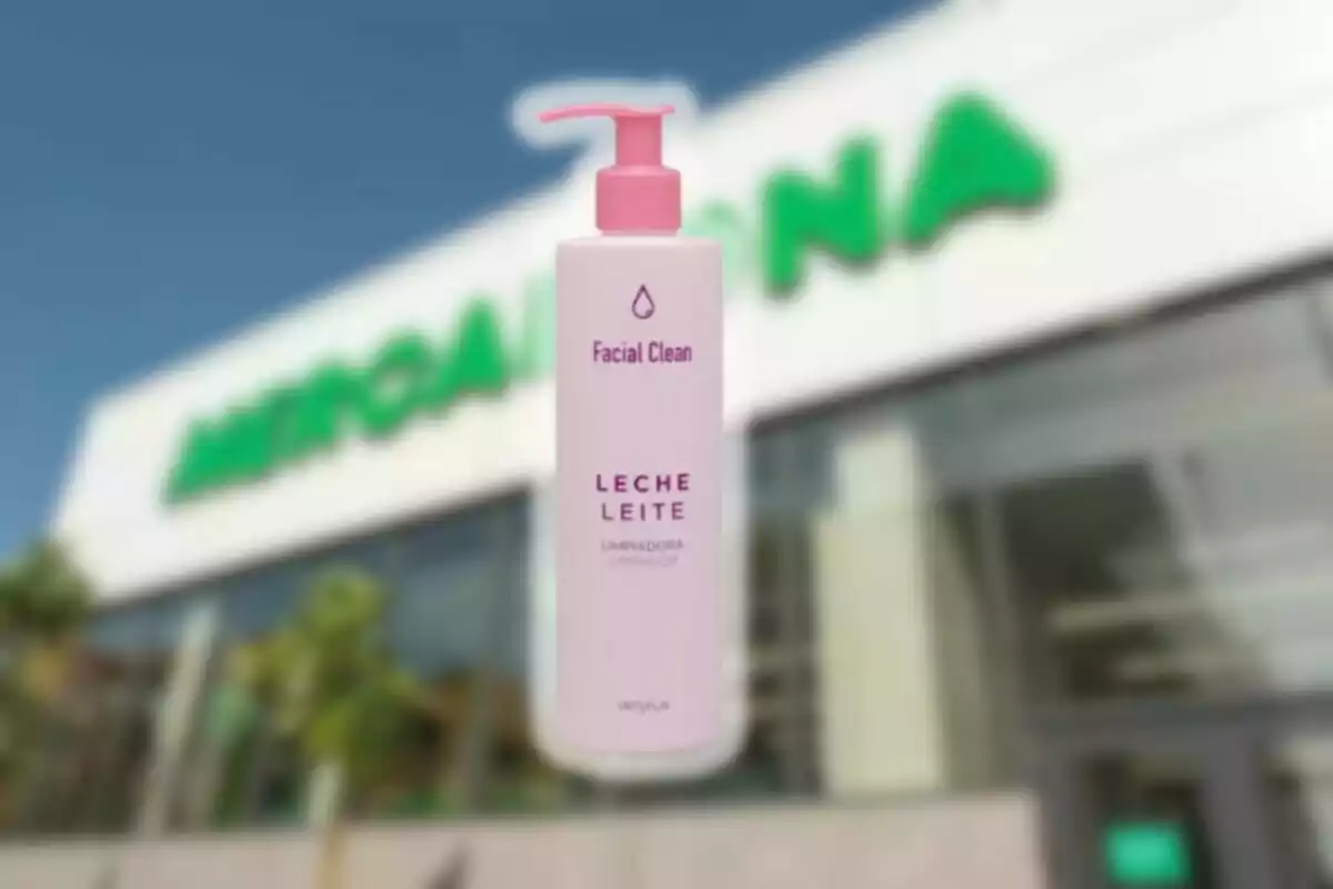 Envase de leche limpiadora facial Deliplus con dispensador rosa frente a una tienda Mercadona desenfocada Envase de leche limpiadora facial Deliplus con dispensador rosa frente a una tienda Mercadona desenfocada