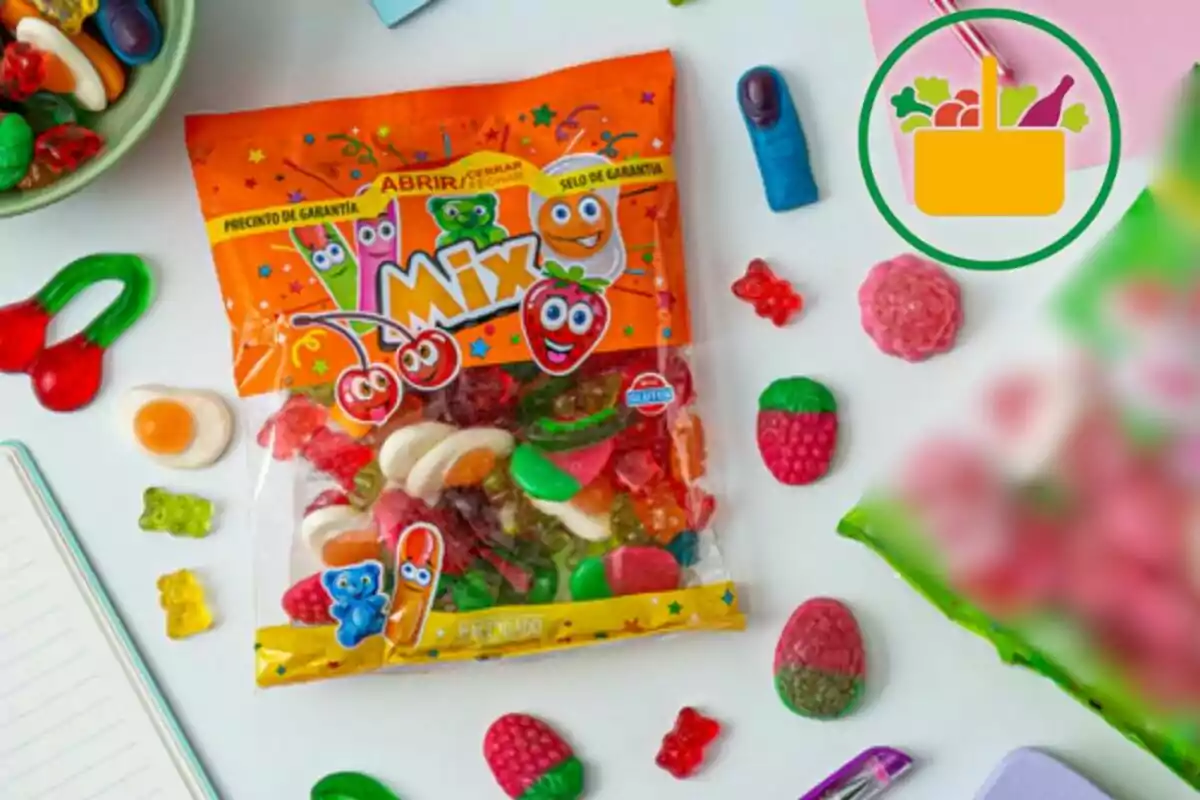 Bolsa de gomitas de colores surtidas sobre una mesa blanca rodeada de dulces y objetos escolares Bolsa de gomitas de colores surtidas sobre una mesa blanca rodeada de dulces y objetos escolares