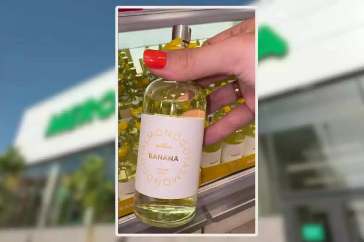 Persona sostenint una ampolla de perfum amb etiqueta d'aroma de plàtan en una botiga Persona sostenint una ampolla de perfum amb etiqueta d'aroma de plàtan en una botiga