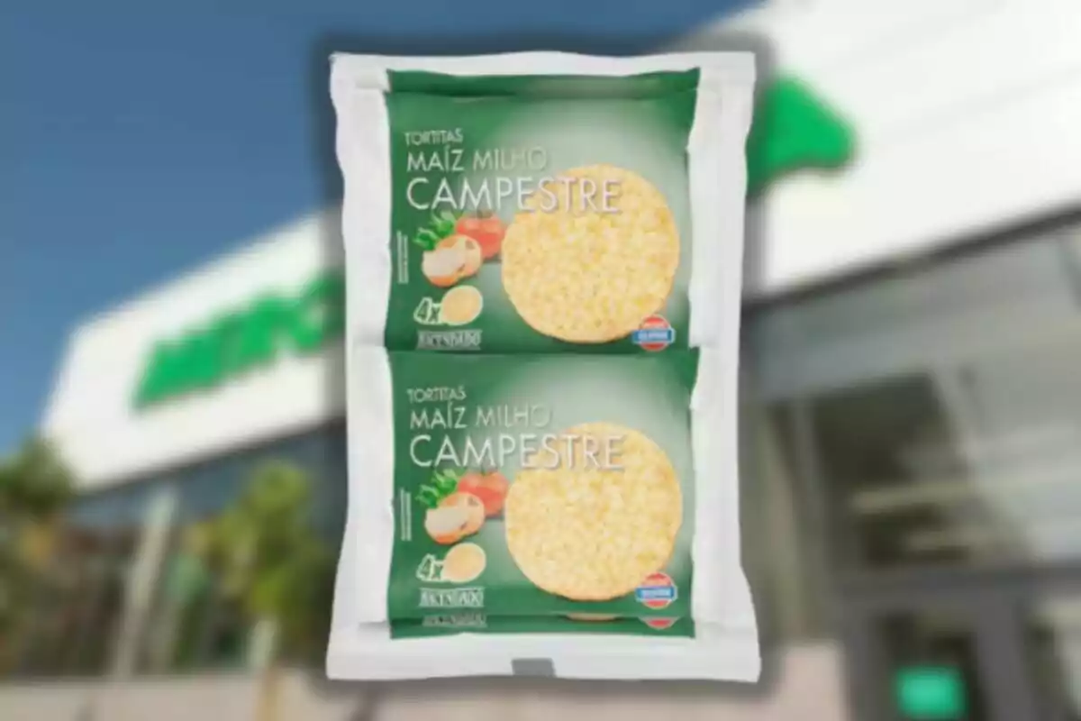 Paquet de coquetes de blat de moro camperol amb fons de supermercat desenfocat Paquet de coquetes de blat de moro camperol amb fons de supermercat desenfocat