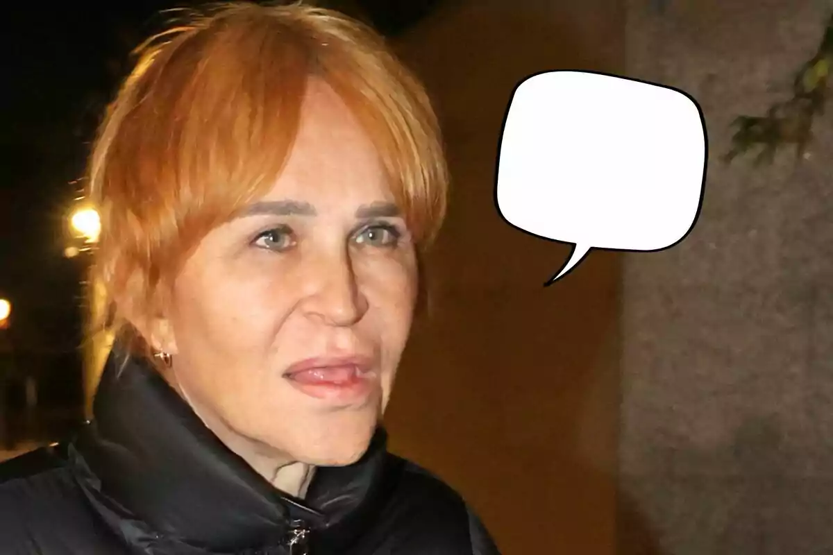 Antonia San Juan amb jaqueta negra, de nit, amb un globus de diàleg buit al seu costat.