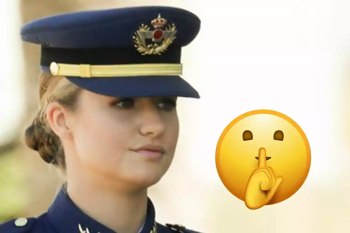 La princesa Leonor con uniforme militar azul y gorra, junto a un emoji de silencio