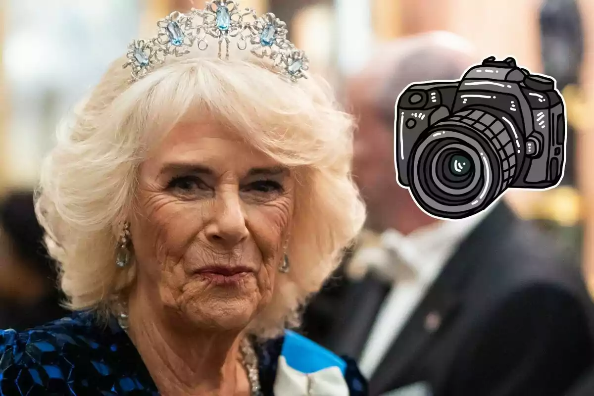 La reina Camila amb una diadema blava en un esdeveniment formal amb un dibuix de càmera fotogràfica superposat a la imatge