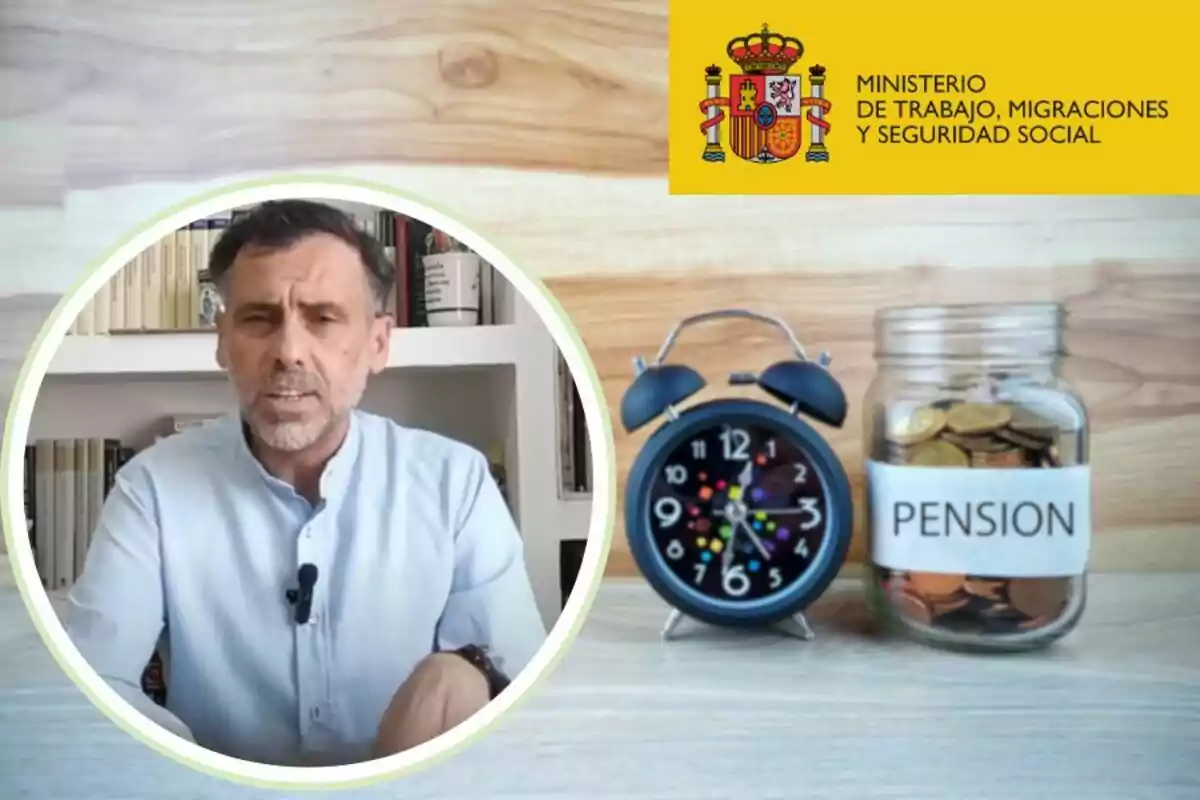 Home de mitjana edat parlant davant d’una prestatgeria de llibres, al costat d’un despertador i un pot amb monedes etiquetat com a pensió, amb el logotip del Ministeri de Treball, Migracions i Seguretat Social d’Espanya a la cantonada superior dreta