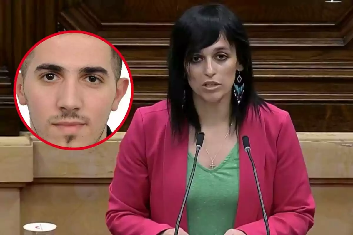 Dona de cabells foscos i jaqueta rosa parlant en un faristol amb un micròfon, amb la imatge d’un home jove en un cercle vermell superposada a la cantonada esquerra.