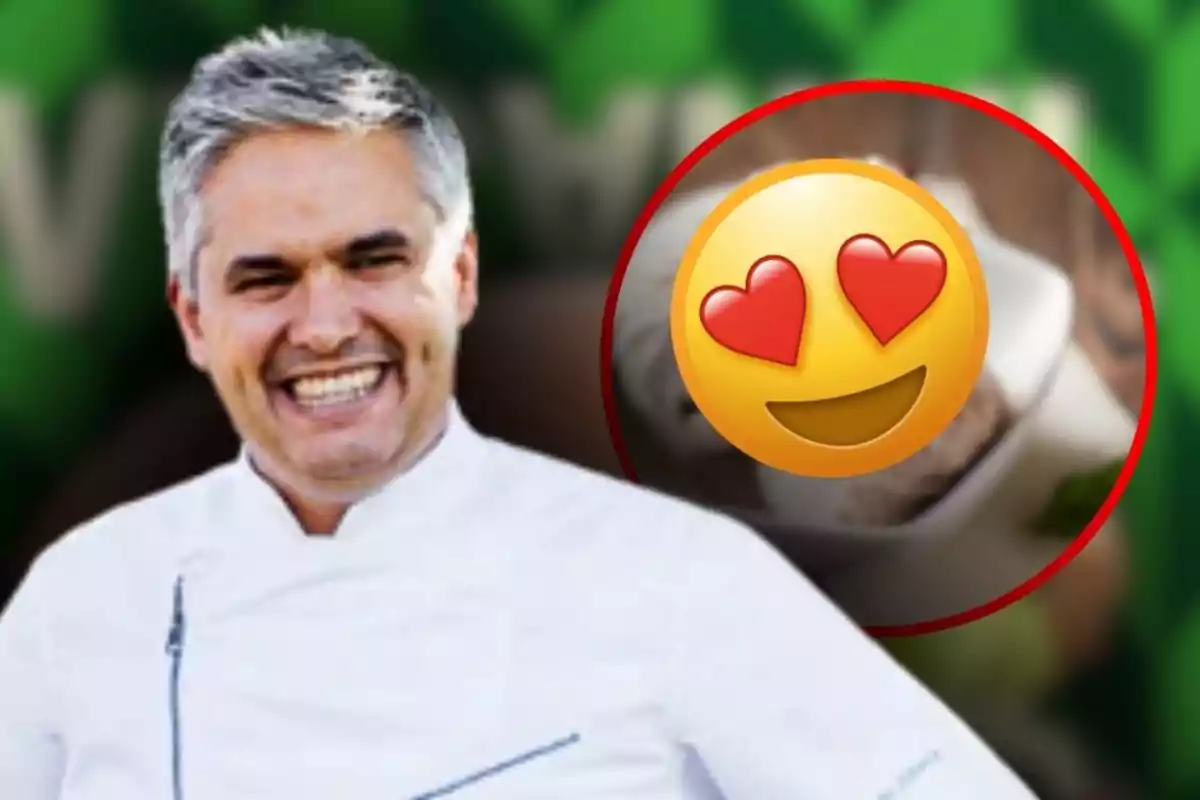 Home somrient amb cabells canosos i bata blanca de xef al costat d’un emoji de cara somrient amb ulls de cor sobre un fons desenfocat.