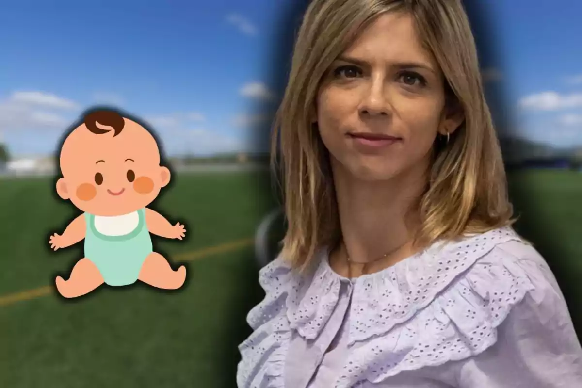 Una dona rossa amb una brusa lila i un dibuix d’un nadó somrient sobre un fons de camp verd i cel blau desenfocat.