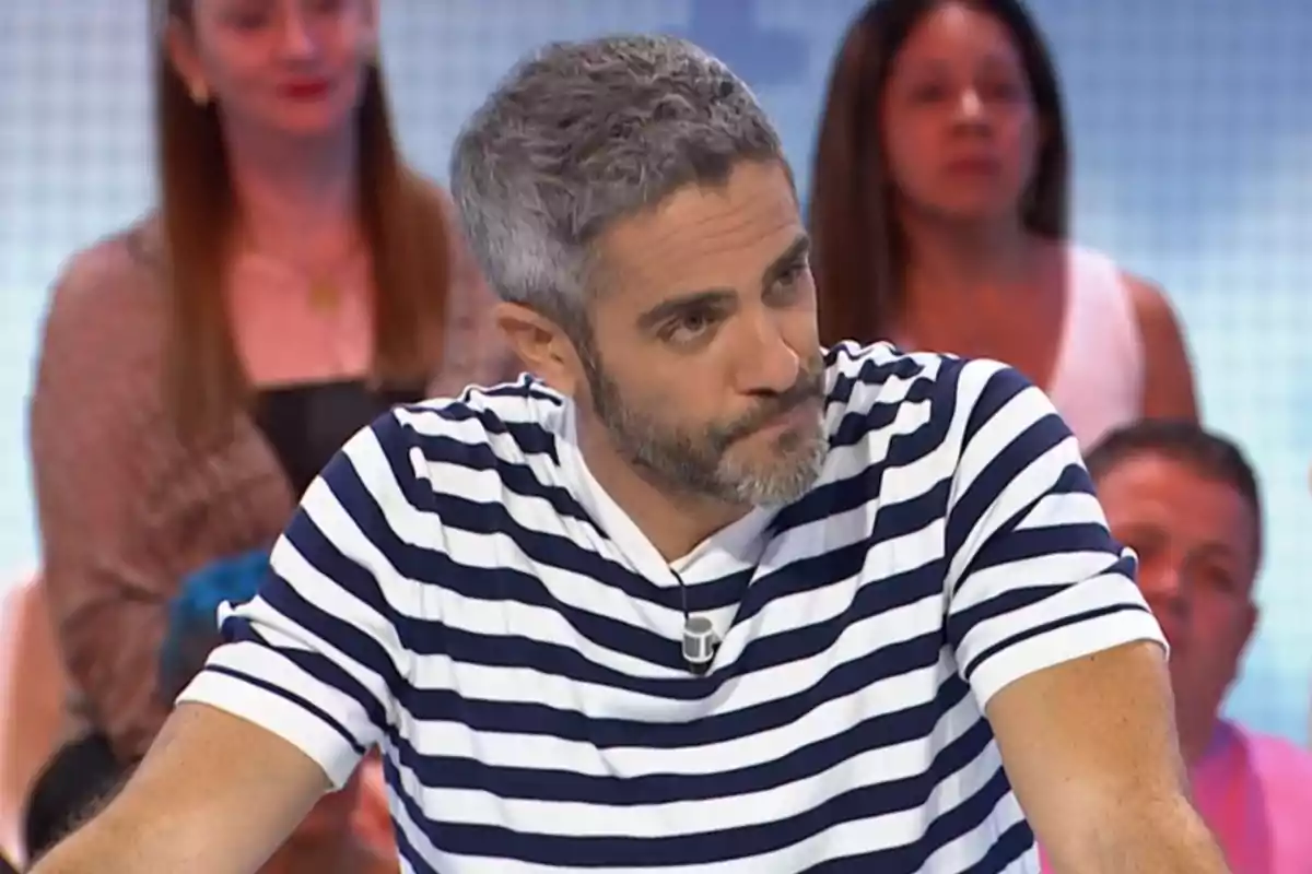 Roberto Leal amb una samarreta de ratlles blanques i blaves assegut en un estudi de televisió amb persones desenfocades al fons. Captura de 'Pasapalabra' Roberto Leal amb una samarreta de ratlles blanques i blaves assegut en un estudi de televisió amb persones desenfocades al fons. Captura de 'Pasapalabra'