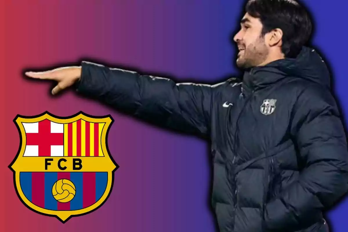 Entrenador amb jaqueta del Barcelona assenyalant cap a l'esquerra al costat de l'escut del club sobre un fons degradat blau i vermell Entrenador amb jaqueta del Barcelona assenyalant cap a l'esquerra al costat de l'escut del club sobre un fons degradat blau i vermell