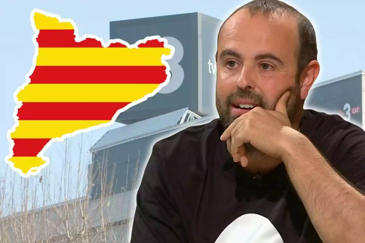 Home amb barba recolzant la mà a la cara davant d’un edifici de TV3 amb un mapa de Catalunya amb franges vermelles i grogues