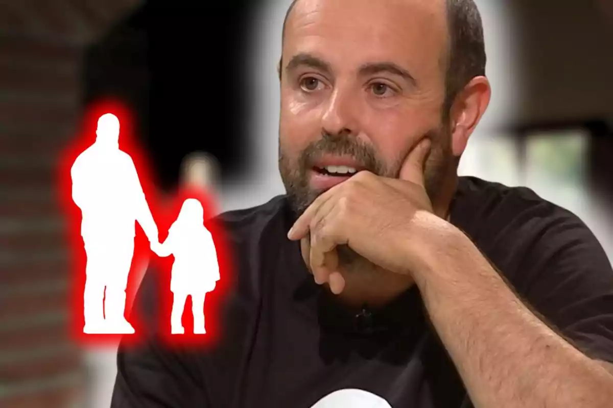 Home amb barba recolzant la mà al rostre mentre observa alguna cosa, al costat d’una silueta blanca d’un adult i una nena agafats de la mà amb una resplendor vermella.
