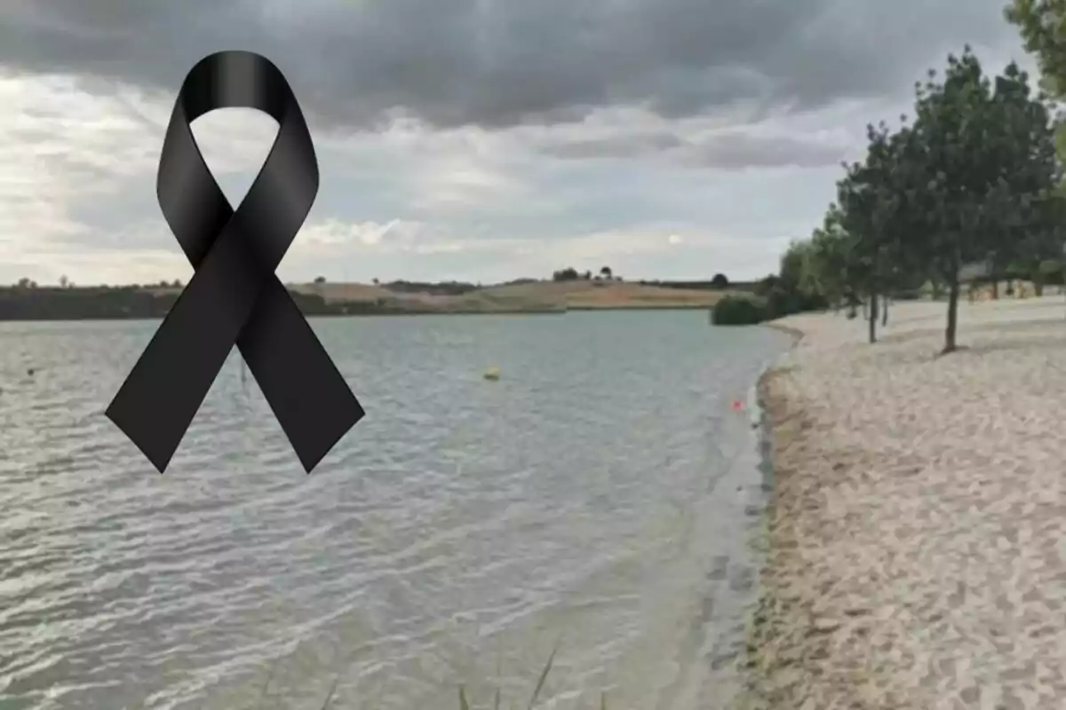 Playa de lago con cielo nublado y un lazo negro de luto en la imagen
