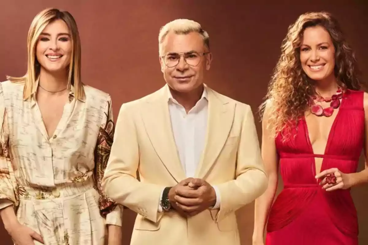 Sandra Barneda, Jorge Javier Vázquez y Laura Madrueño posan sonrientes frente a un fondo marrón, una mujer con vestido claro a la izquierda, un hombre con saco beige al centro y una mujer con vestido rojo a la derecha Sandra Barneda, Jorge Javier Vázquez y Laura Madrueño posan sonrientes frente a un fondo marrón, una mujer con vestido claro a la izquierda, un hombre con saco beige al centro y una mujer con vestido rojo a la derecha