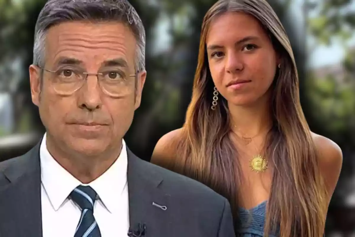 Un hombre de cabello canoso con gafas y traje junto a una joven de cabello largo y suelto con vestido azul y collar dorado, ambos con expresión seria y fondo desenfocado de árboles.