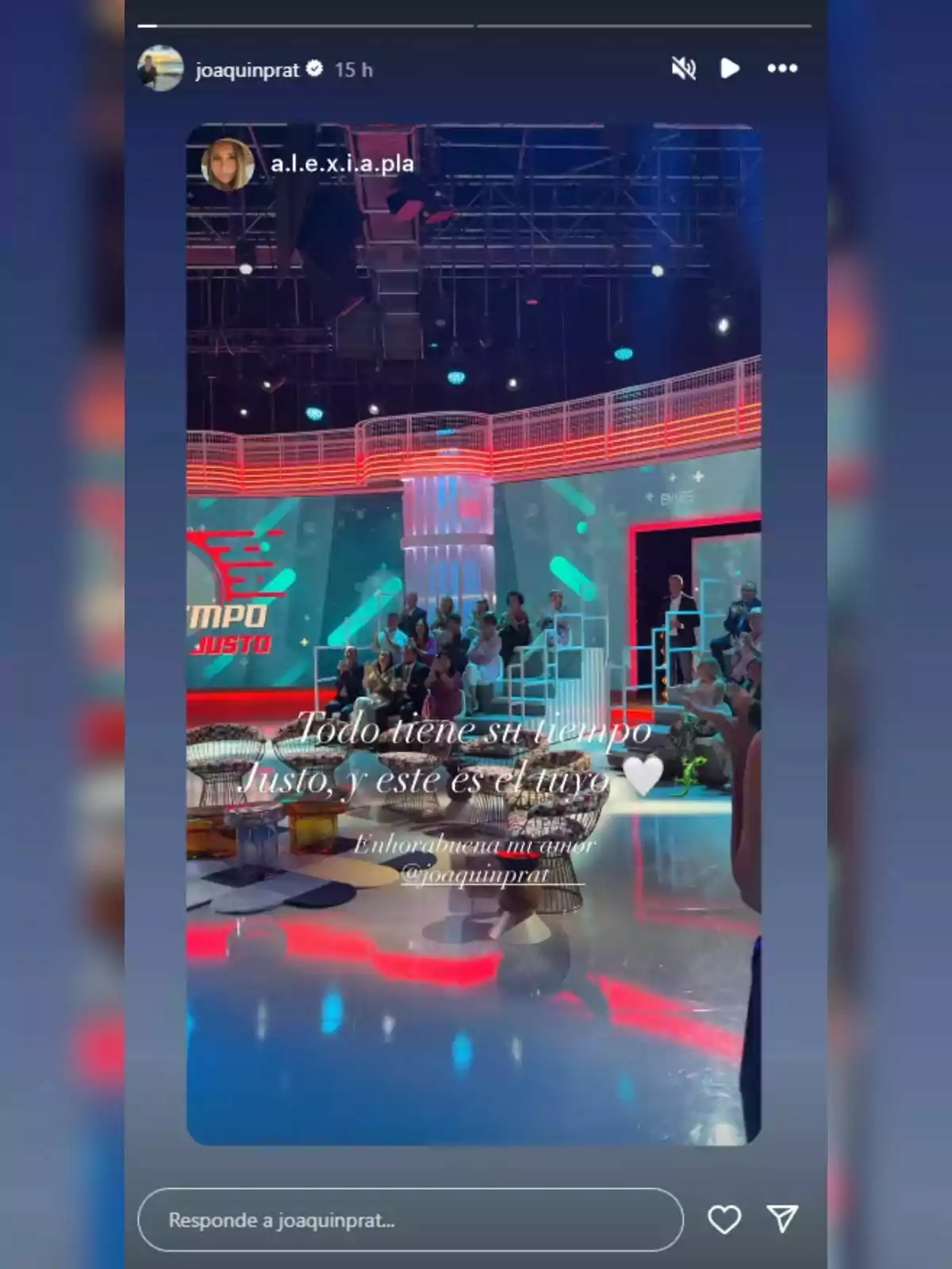 Imagen de un plató de televisión con público y luces de colores, en el centro se puede leer un mensaje de felicitación y apoyo Imagen de un plató de televisión con público y luces de colores, en el centro se puede leer un mensaje de felicitación y apoyo