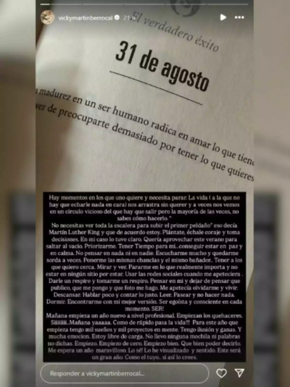 Pàgina d’un llibre amb la data 31 d’agost a la part superior i un text reflexiu sobre la importància d’aturar-se, prioritzar i gaudir del present, acompanyat d’una reflexió personal escrita a la part inferior de la imatge. Pàgina d’un llibre amb la data 31 d’agost a la part superior i un text reflexiu sobre la importància d’aturar-se, prioritzar i gaudir del present, acompanyat d’una reflexió personal escrita a la part inferior de la imatge.